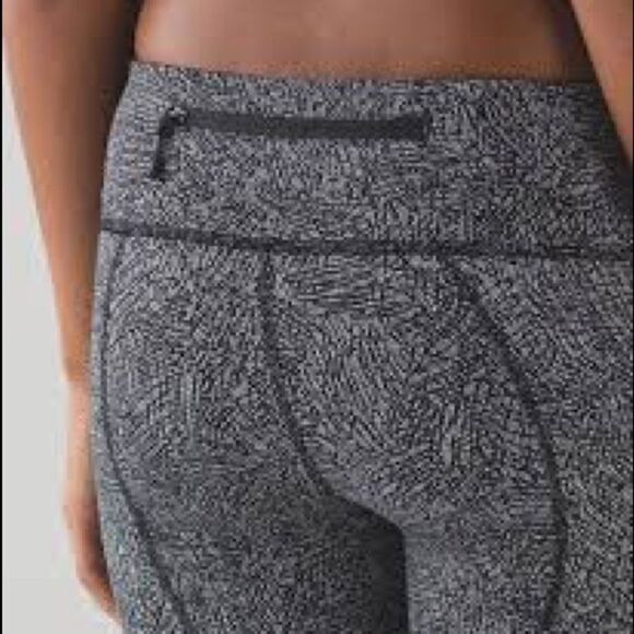 Lululemon Pace Rival Crop (19")
Line Up White Black / Black Sz 4 - Picture 6 of 11